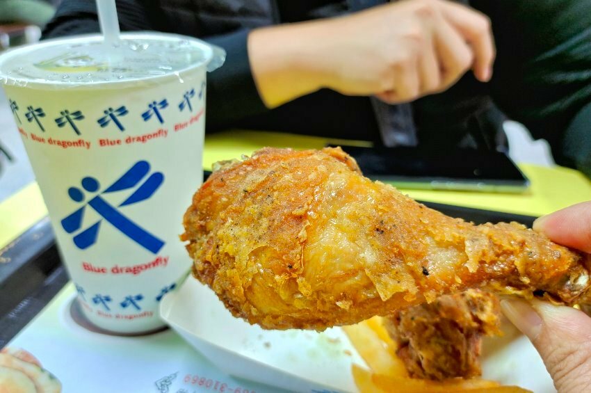 【台東美食】藍蜻蜓速食專賣店．台東超夯排隊人氣名店!