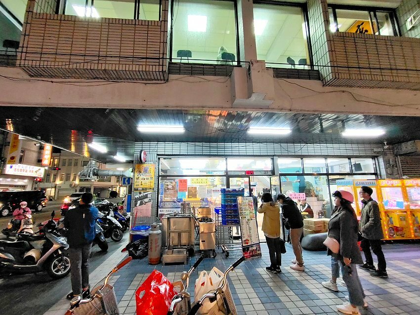 【台東美食】藍蜻蜓速食專賣店．台東超夯排隊人氣名店!