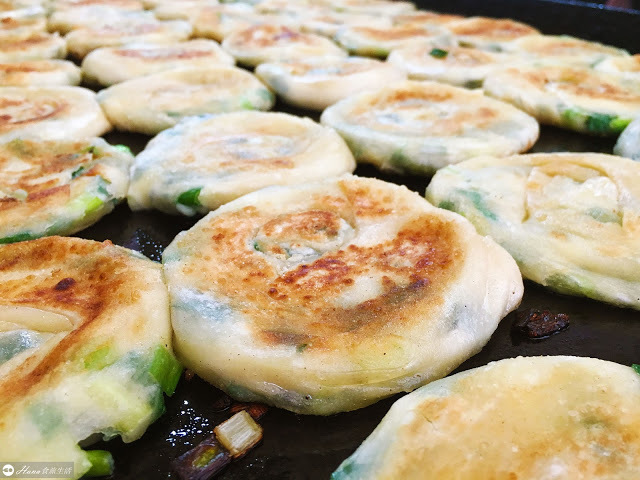 【基隆中正】周家豆漿店(周家蔥油餅) | 米其林漏勾美食 先煎後烤酥脆爆棚 真心羨慕基隆人