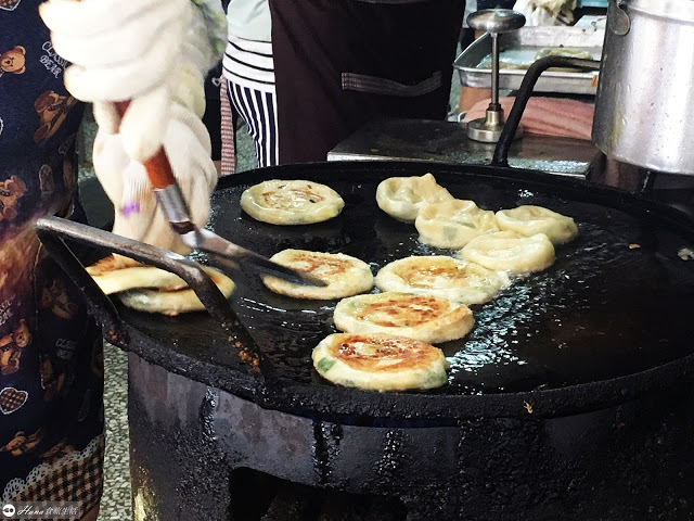 【基隆中正】周家豆漿店(周家蔥油餅) | 米其林漏勾美食 先煎後烤酥脆爆棚 真心羨慕基隆人