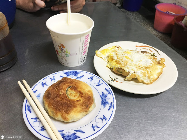 【基隆中正】周家豆漿店(周家蔥油餅) | 米其林漏勾美食 先煎後烤酥脆爆棚 真心羨慕基隆人