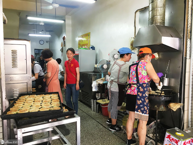 【基隆中正】周家豆漿店(周家蔥油餅) | 米其林漏勾美食 先煎後烤酥脆爆棚 真心羨慕基隆人
