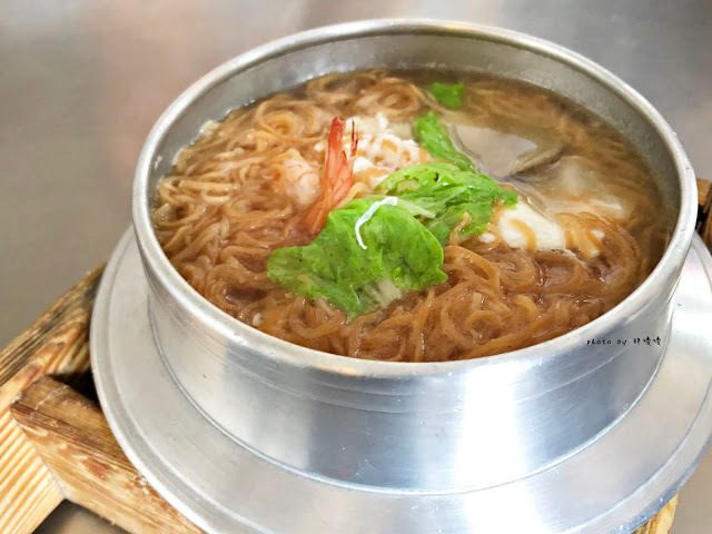 【彰化 市區】白鳥餐飲店🌅在地老店,彰師大附近,許多人從小吃到大的回憶!早餐種類五花八門,除了基本款,還有關東煮只要5元、炒飯、炒麵、鍋燒麵,銅板價讓你吃到撐~