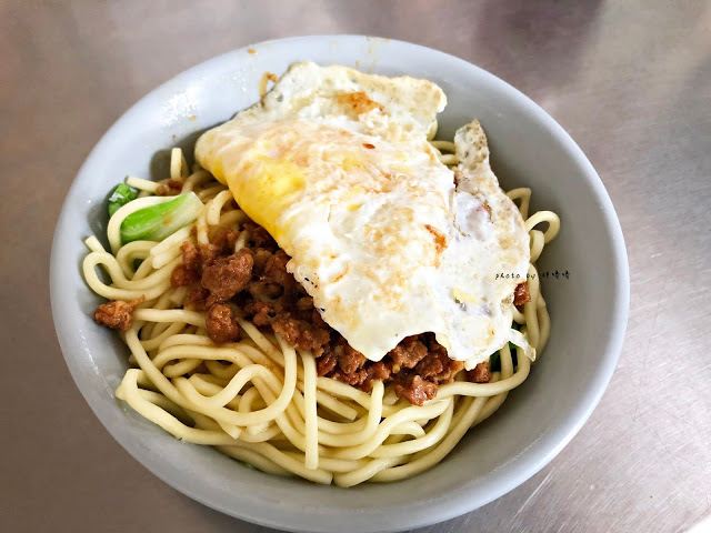 【彰化 市區】白鳥餐飲店🌅在地老店,彰師大附近,許多人從小吃到大的回憶!早餐種類五花八門,除了基本款,還有關東煮只要5元、炒飯、炒麵、鍋燒麵,銅板價讓你吃到撐~