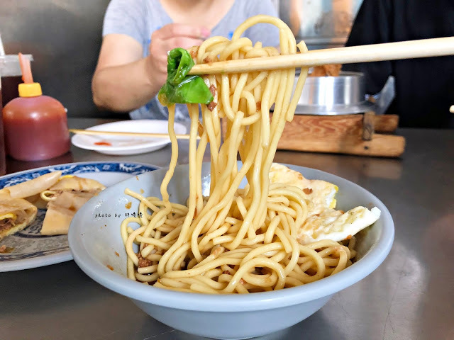 【彰化 市區】白鳥餐飲店🌅在地老店,彰師大附近,許多人從小吃到大的回憶!早餐種類五花八門,除了基本款,還有關東煮只要5元、炒飯、炒麵、鍋燒麵,銅板價讓你吃到撐~