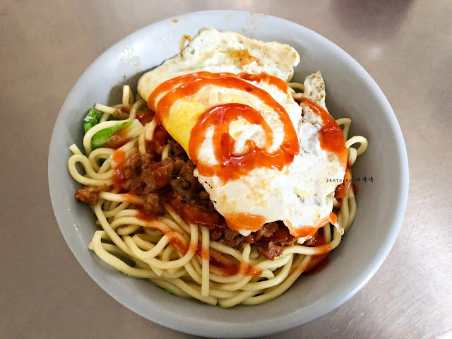 【彰化 市區】白鳥餐飲店🌅在地老店,彰師大附近,許多人從小吃到大的回憶!早餐種類五花八門,除了基本款,還有關東煮只要5元、炒飯、炒麵、鍋燒麵,銅板價讓你吃到撐~