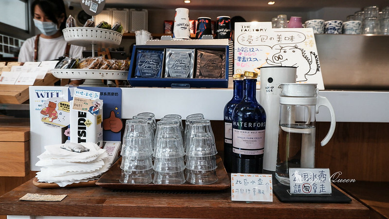 台中咖啡 ｜   Factory Mojocoffee │精明商圈巷弄咖啡館 明亮空間設計有如圖書館