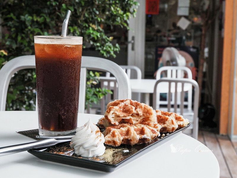 台中咖啡 ｜   Factory Mojocoffee │精明商圈巷弄咖啡館 明亮空間設計有如圖書館