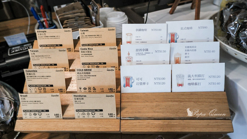 台中咖啡 ｜   Factory Mojocoffee │精明商圈巷弄咖啡館 明亮空間設計有如圖書館