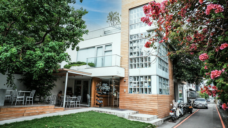 台中咖啡 ｜   Factory Mojocoffee │精明商圈巷弄咖啡館 明亮空間設計有如圖書館