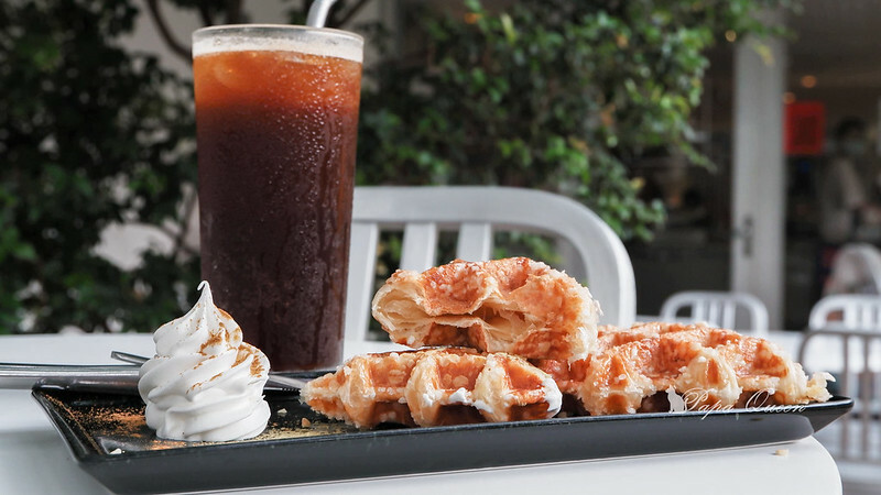 台中咖啡 ｜   Factory Mojocoffee │精明商圈巷弄咖啡館 明亮空間設計有如圖書館