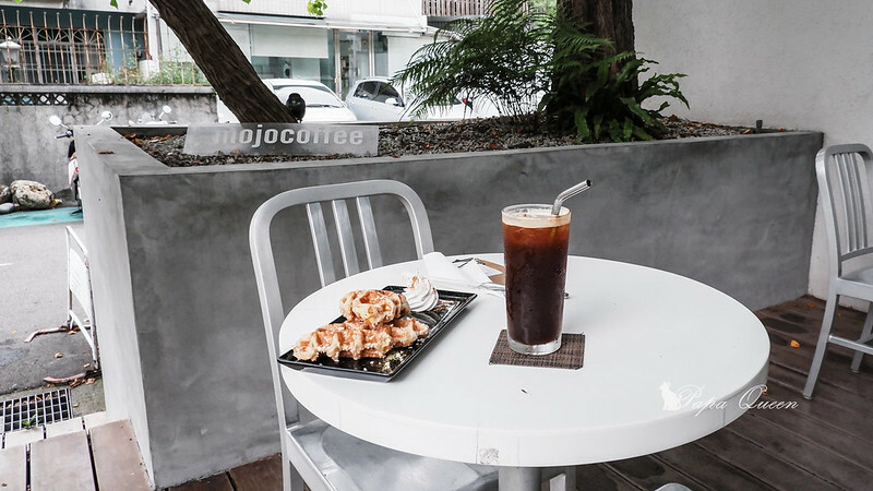 台中咖啡 ｜   Factory Mojocoffee │精明商圈巷弄咖啡館 明亮空間設計有如圖書館