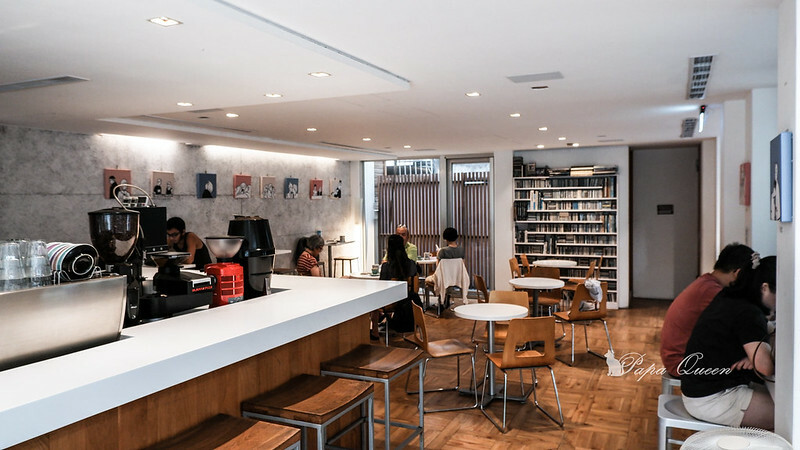 台中咖啡 ｜   Factory Mojocoffee │精明商圈巷弄咖啡館 明亮空間設計有如圖書館