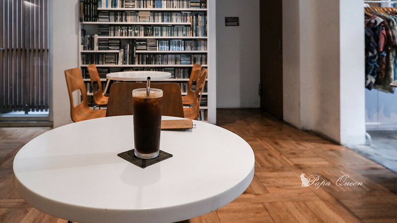 台中咖啡 ｜   Factory Mojocoffee │精明商圈巷弄咖啡館 明亮空間設計有如圖書館