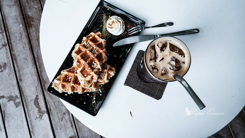 台中咖啡 ｜   Factory Mojocoffee │精明商圈巷弄咖啡館 明亮空間設計有如圖書館