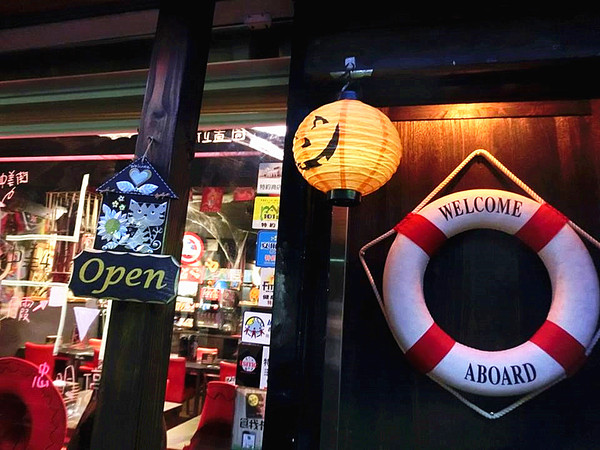 3mins美式餐廳(中美店)：【台中食記】萬聖節快一起來搗蛋!!美國隊長和巨無霸熱狗陪你TRICK OR TREAT@3mins美式餐廳(中美店)