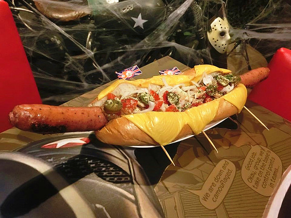 3mins美式餐廳(中美店)：【台中食記】萬聖節快一起來搗蛋!!美國隊長和巨無霸熱狗陪你TRICK OR TREAT@3mins美式餐廳(中美店)