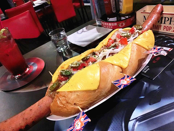 3mins美式餐廳(中美店)：【台中食記】萬聖節快一起來搗蛋!!美國隊長和巨無霸熱狗陪你TRICK OR TREAT@3mins美式餐廳(中美店)