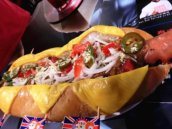 3mins美式餐廳(中美店)：【台中食記】萬聖節快一起來搗蛋!!美國隊長和巨無霸熱狗陪你TRICK OR TREAT@3mins美式餐廳(中美店)