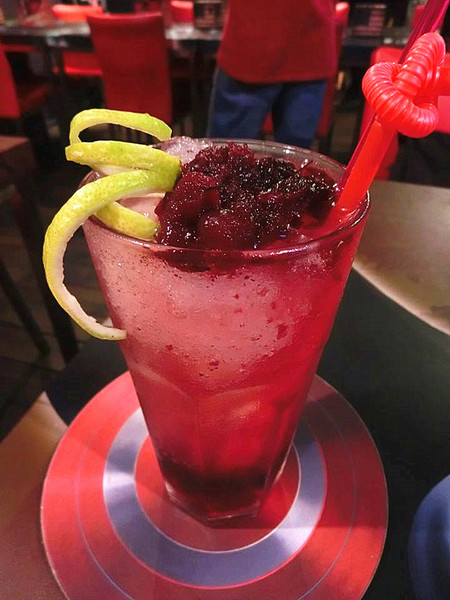 3mins美式餐廳(中美店)：【台中食記】萬聖節快一起來搗蛋!!美國隊長和巨無霸熱狗陪你TRICK OR TREAT@3mins美式餐廳(中美店)