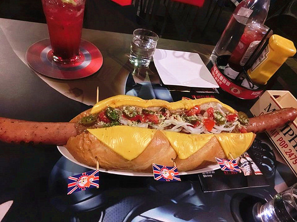 3mins美式餐廳(中美店)：【台中食記】萬聖節快一起來搗蛋!!美國隊長和巨無霸熱狗陪你TRICK OR TREAT@3mins美式餐廳(中美店)