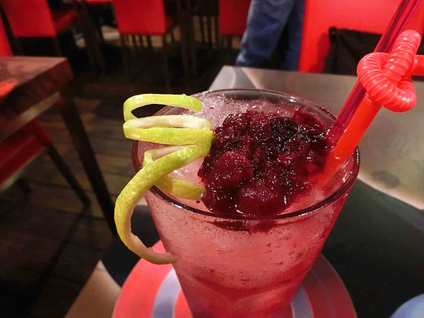 3mins美式餐廳(中美店)：【台中食記】萬聖節快一起來搗蛋!!美國隊長和巨無霸熱狗陪你TRICK OR TREAT@3mins美式餐廳(中美店)