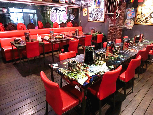 3mins美式餐廳(中美店)：【台中食記】萬聖節快一起來搗蛋!!美國隊長和巨無霸熱狗陪你TRICK OR TREAT@3mins美式餐廳(中美店)