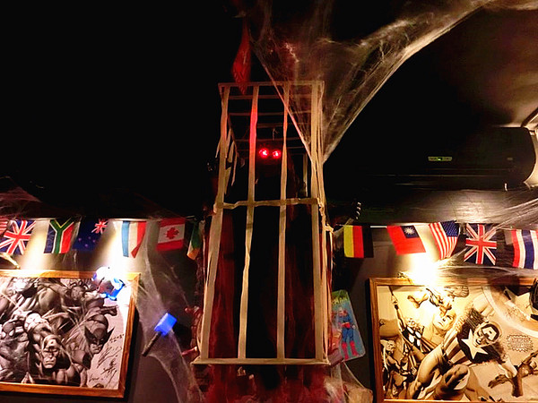 3mins美式餐廳(中美店)：【台中食記】萬聖節快一起來搗蛋!!美國隊長和巨無霸熱狗陪你TRICK OR TREAT@3mins美式餐廳(中美店)