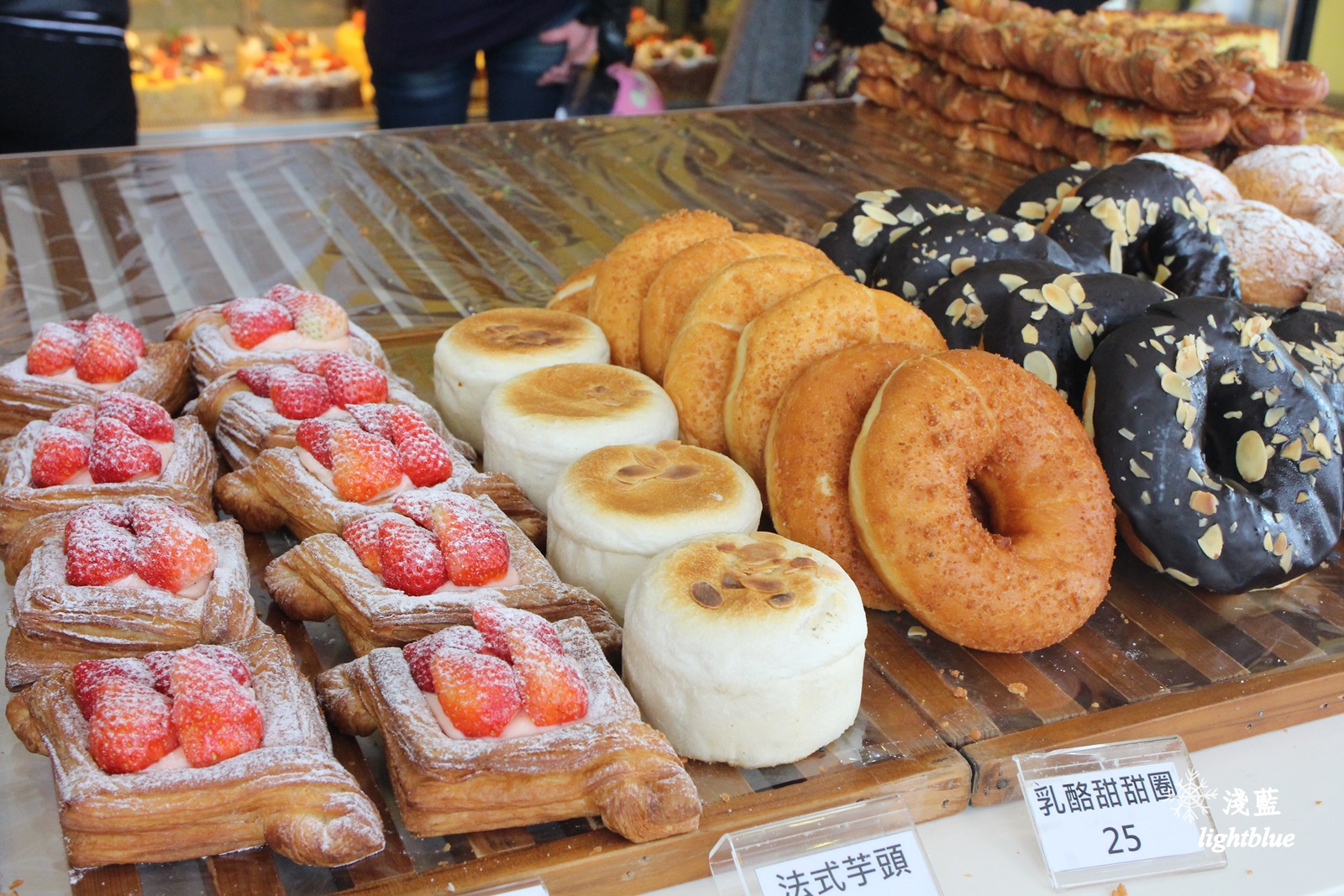 嘉義美食：淺藍 × 貓尾巴Cats tail～隨時都大排長龍的泡芙