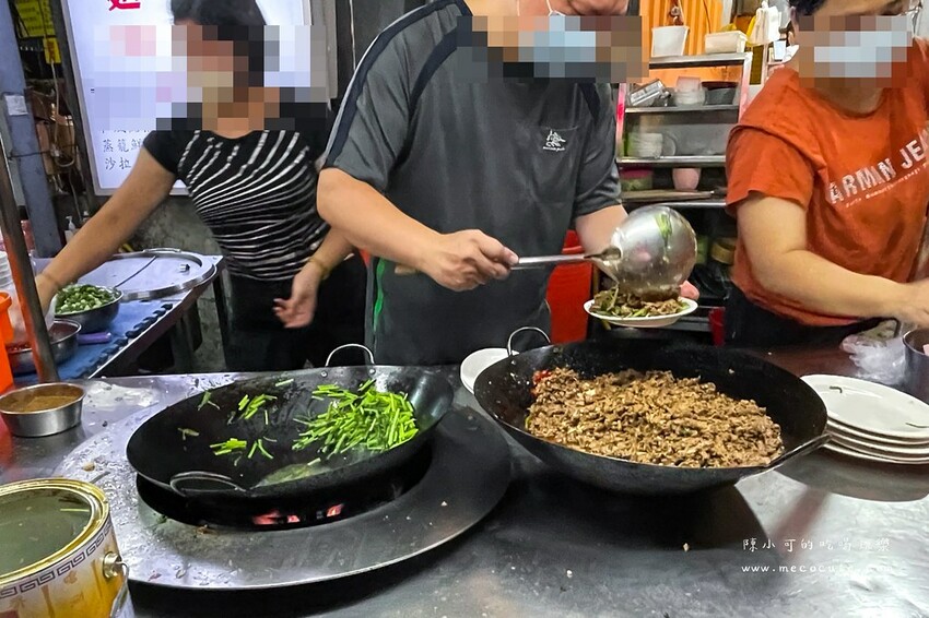 新北市三重區沒有店名沒有地標，菜單只賣兩種，在地40年老饕很愛的炒羊肉攤位，只要營業就排隊！