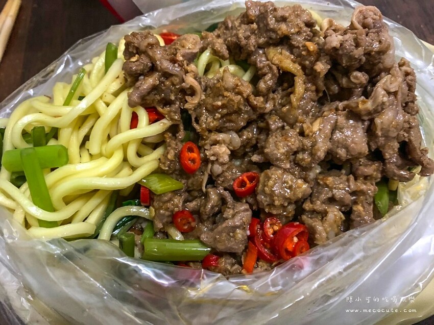 新北市三重區沒有店名沒有地標，菜單只賣兩種，在地40年老饕很愛的炒羊肉攤位，只要營業就排隊！