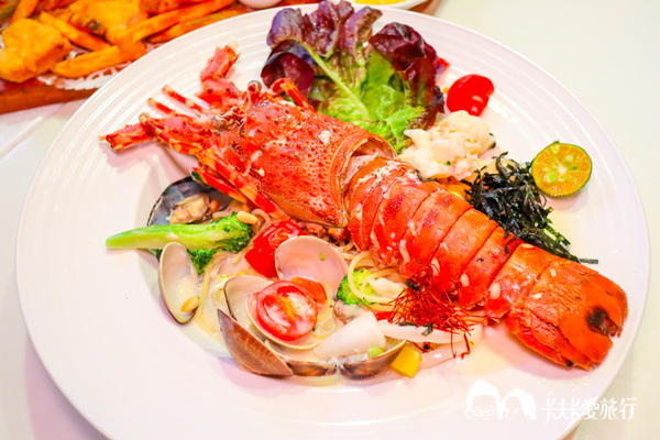 Oyami cafe：台北西門町下午茶-Oyami cafe｜龍蝦義大利麵霸氣登場夢幻甜點下午茶披薩