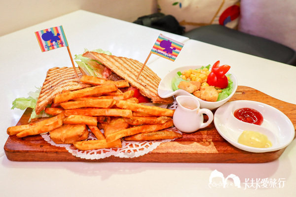 Oyami cafe：台北西門町下午茶-Oyami cafe｜龍蝦義大利麵霸氣登場夢幻甜點下午茶披薩