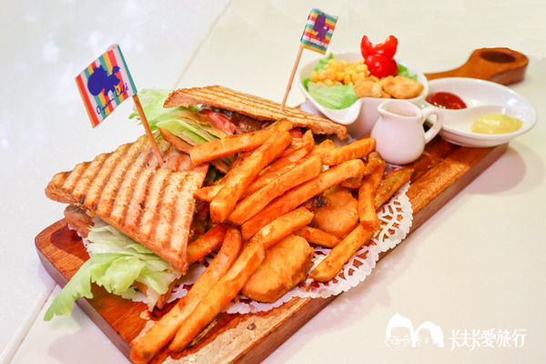 Oyami cafe：台北西門町下午茶-Oyami cafe｜龍蝦義大利麵霸氣登場夢幻甜點下午茶披薩