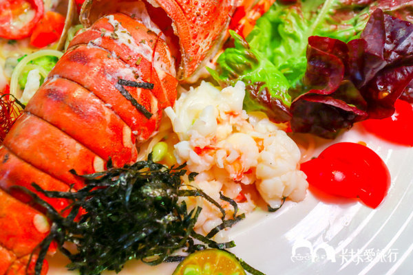 Oyami cafe：台北西門町下午茶-Oyami cafe｜龍蝦義大利麵霸氣登場夢幻甜點下午茶披薩