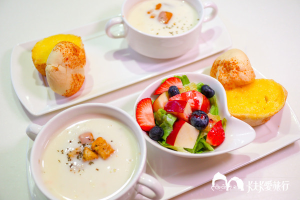 Oyami cafe：台北西門町下午茶-Oyami cafe｜龍蝦義大利麵霸氣登場夢幻甜點下午茶披薩