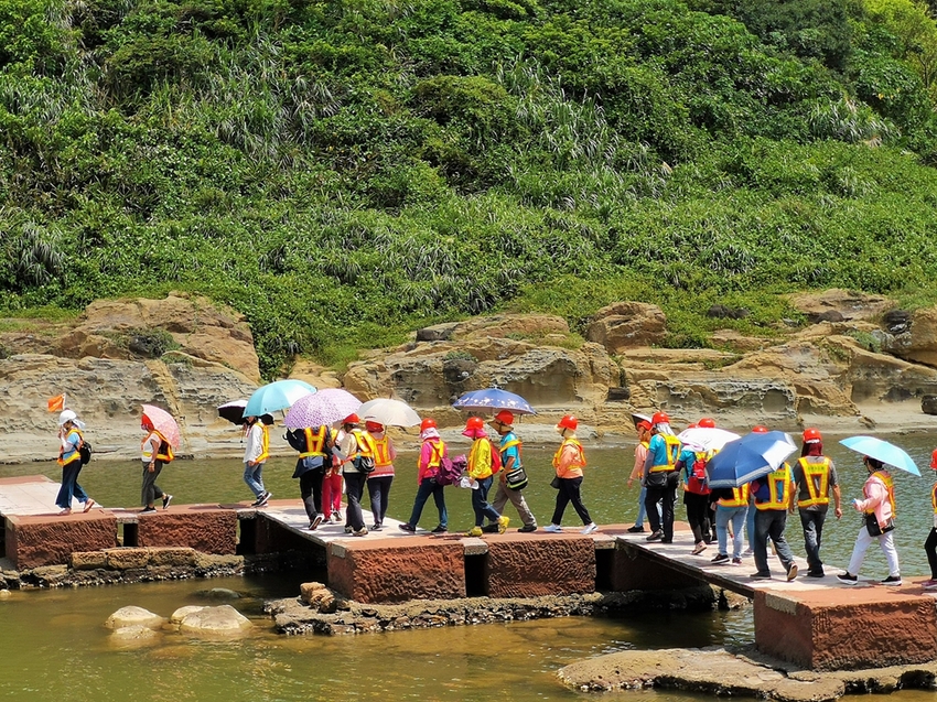 【基隆中正區景點】和平島海角樂園~通往傳說中秘境阿拉寶灣│海景雷達站咖啡│戶外玩沙玩水親子同樂 - 旅遊夜市趴趴走