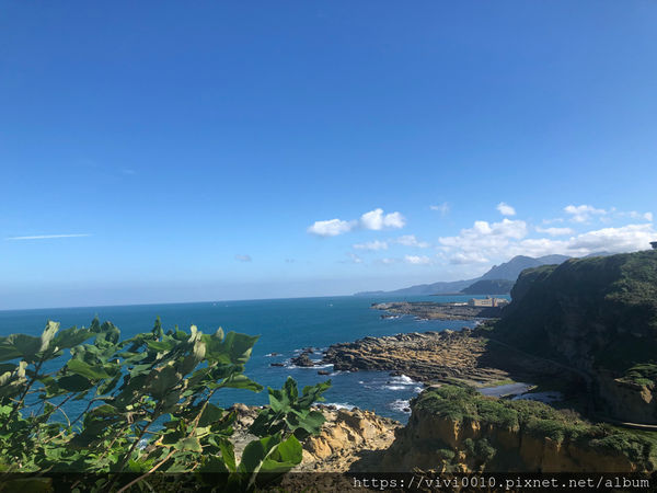 圓圓家出去玩-《基隆中正》軍事雷達站喝咖啡,270度的無敵海景,海天一色湛藍美景,還有絕美夕陽和平島通通看得到