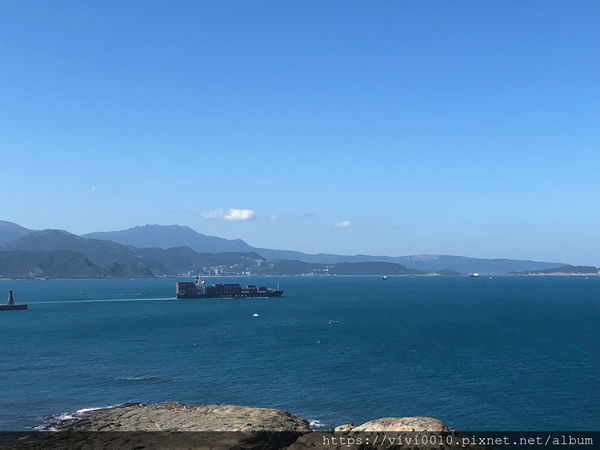 圓圓家出去玩-《基隆中正》軍事雷達站喝咖啡,270度的無敵海景,海天一色湛藍美景,還有絕美夕陽和平島通通看得到