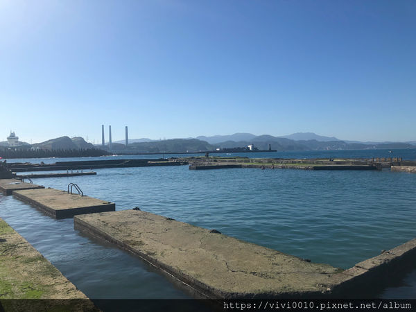 圓圓家出去玩-《基隆中正》軍事雷達站喝咖啡,270度的無敵海景,海天一色湛藍美景,還有絕美夕陽和平島通通看得到