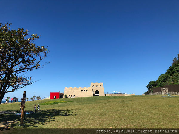 圓圓家出去玩-《基隆中正》軍事雷達站喝咖啡,270度的無敵海景,海天一色湛藍美景,還有絕美夕陽和平島通通看得到