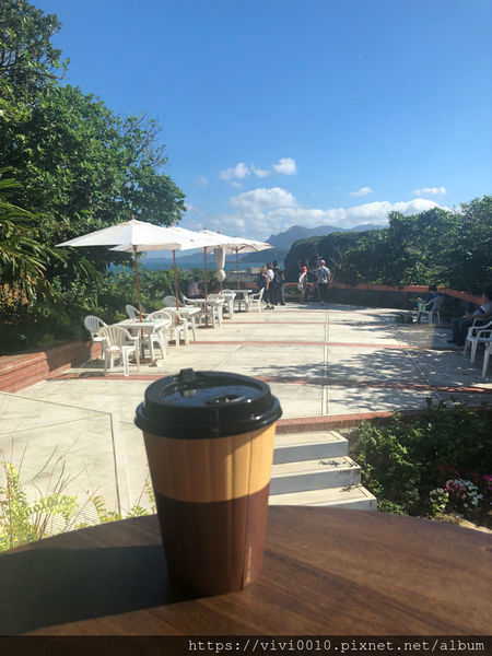 圓圓家出去玩-《基隆中正》軍事雷達站喝咖啡,270度的無敵海景,海天一色湛藍美景,還有絕美夕陽和平島通通看得到