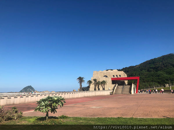 圓圓家出去玩-《基隆中正》軍事雷達站喝咖啡,270度的無敵海景,海天一色湛藍美景,還有絕美夕陽和平島通通看得到