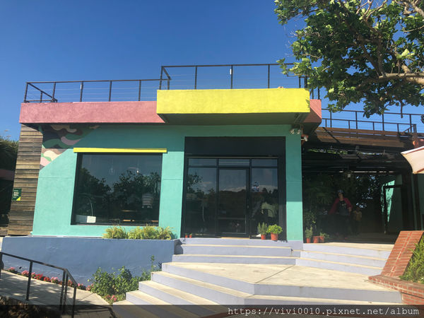 圓圓家出去玩-《基隆中正》軍事雷達站喝咖啡,270度的無敵海景,海天一色湛藍美景,還有絕美夕陽和平島通通看得到