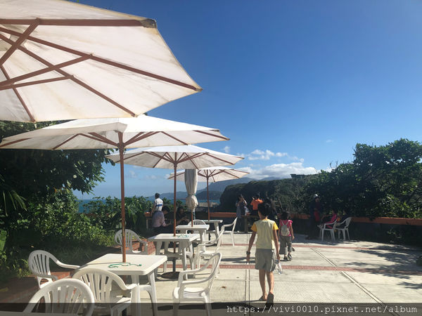 圓圓家出去玩-《基隆中正》軍事雷達站喝咖啡,270度的無敵海景,海天一色湛藍美景,還有絕美夕陽和平島通通看得到