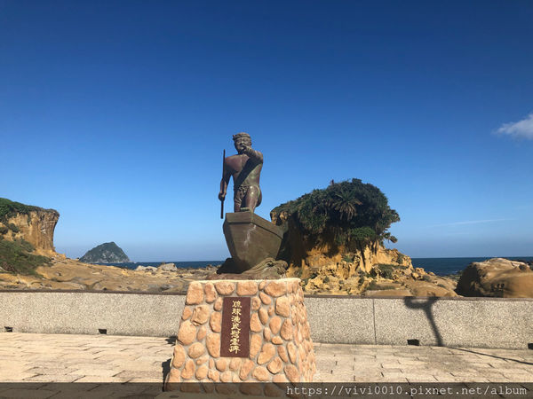 圓圓家出去玩-《基隆中正》軍事雷達站喝咖啡,270度的無敵海景,海天一色湛藍美景,還有絕美夕陽和平島通通看得到