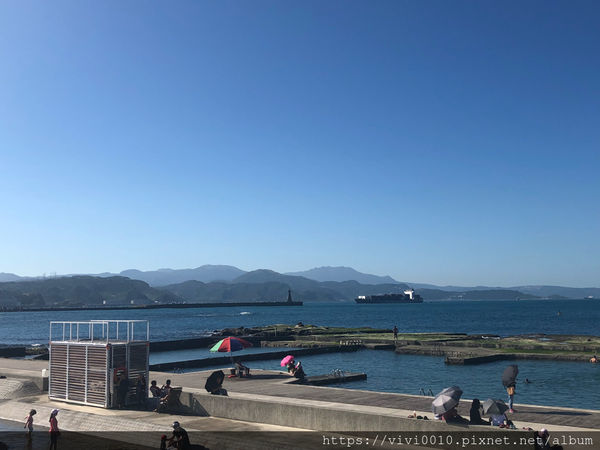 圓圓家出去玩-《基隆中正》軍事雷達站喝咖啡,270度的無敵海景,海天一色湛藍美景,還有絕美夕陽和平島通通看得到