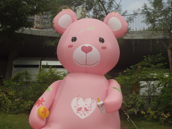 秋紅谷廣場：1021124[官本金文愛台灣]2013泰迪熊台中樂活嘉年華即將在台中秋紅谷廣場熊霸天下引爆熊熊的原力與可愛