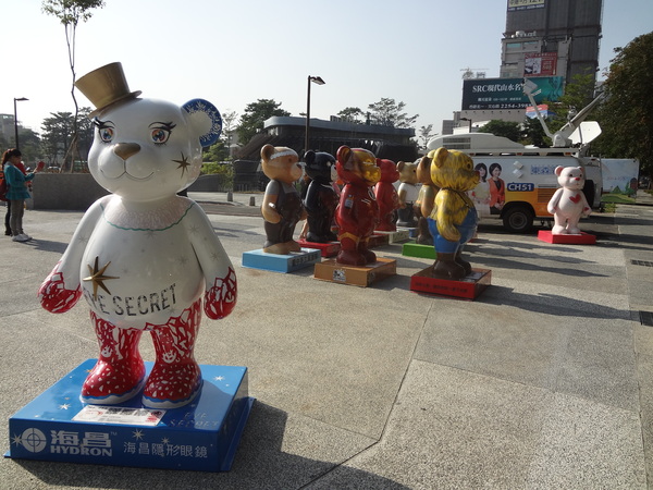 秋紅谷廣場：1021124[官本金文愛台灣]2013泰迪熊台中樂活嘉年華即將在台中秋紅谷廣場熊霸天下引爆熊熊的原力與可愛