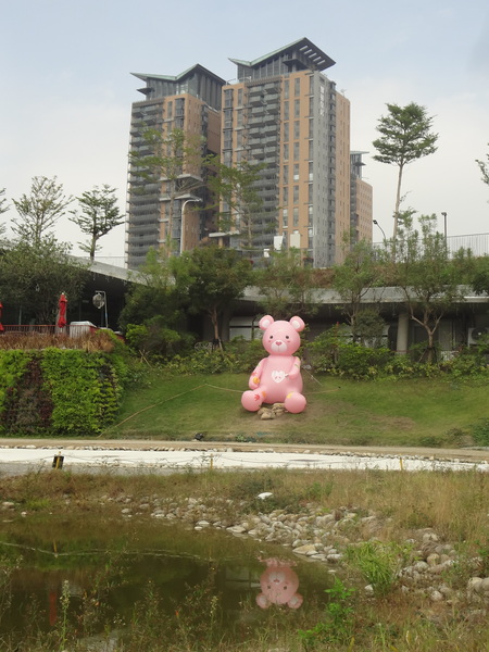 秋紅谷廣場：1021124[官本金文愛台灣]2013泰迪熊台中樂活嘉年華即將在台中秋紅谷廣場熊霸天下引爆熊熊的原力與可愛